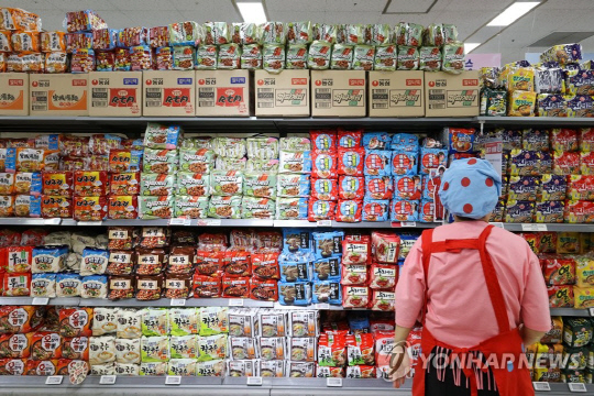 서울 시내 한 대형마트에 라면판매대에서 직원이 제품을 진열하고 있다. 연합뉴스